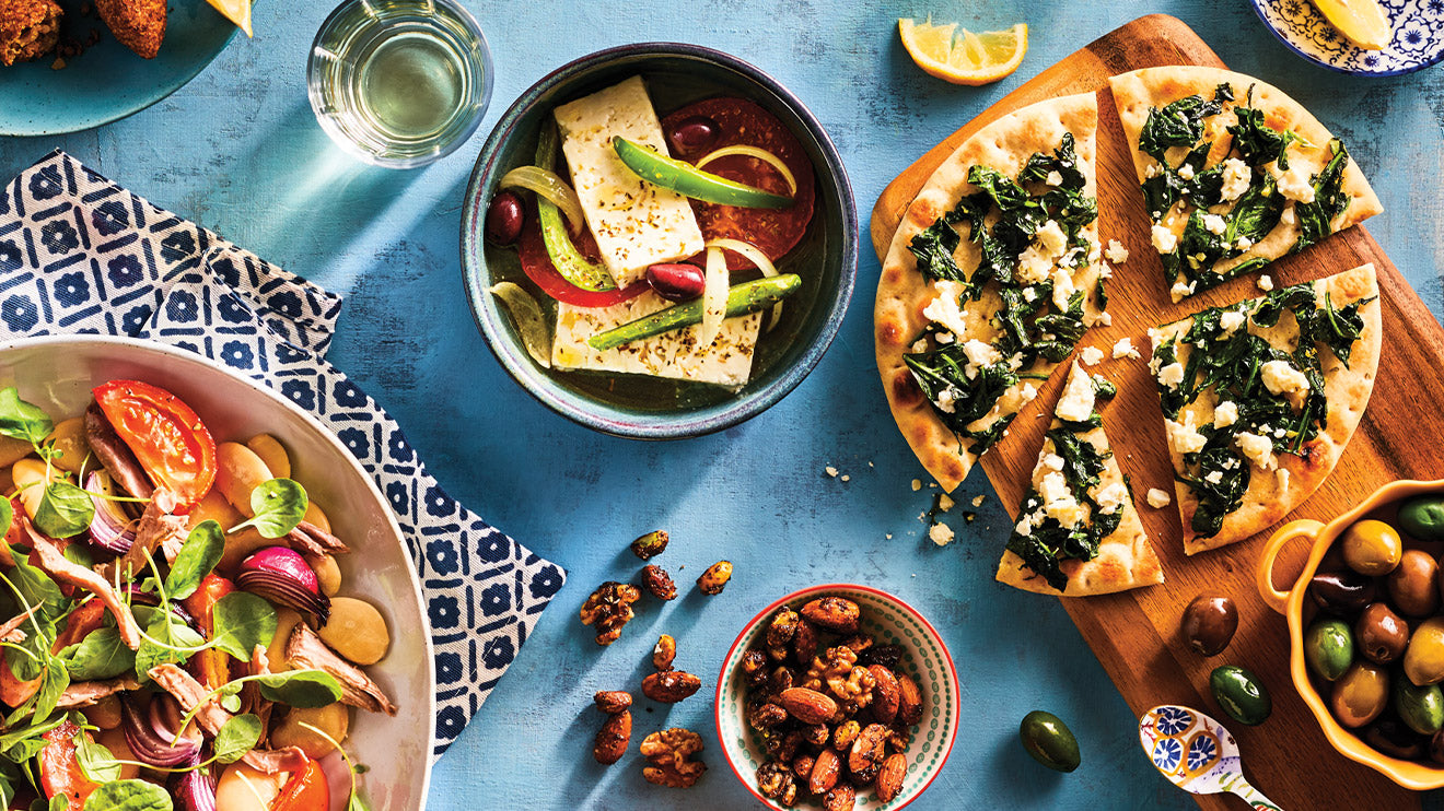 Mesa llena de platillos de inspiración mediterránea - La Despensería