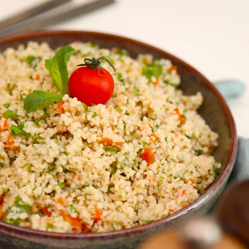 Tabulé de cuscús - ensalada mediterránea fría con verduras frescas - La Despensería