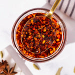 Aceite de chile chino crujiente con ajo y ajonjolí en frasco - La Despensería
