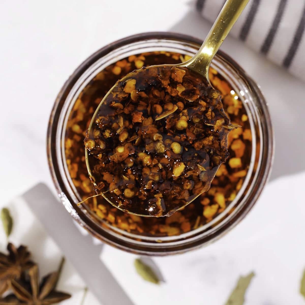 Aceite de chile chino crujiente con ajo y ajonjolí en frasco - La Despensería
