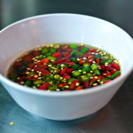 Aderezo de pescado tailandés Nam Pla en frasco de vidrio - La Despensería
