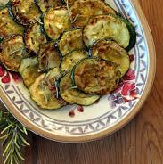 Calabacita a la parrilla marinada con hierbas mediterráneas servida en plato - La Despensería
