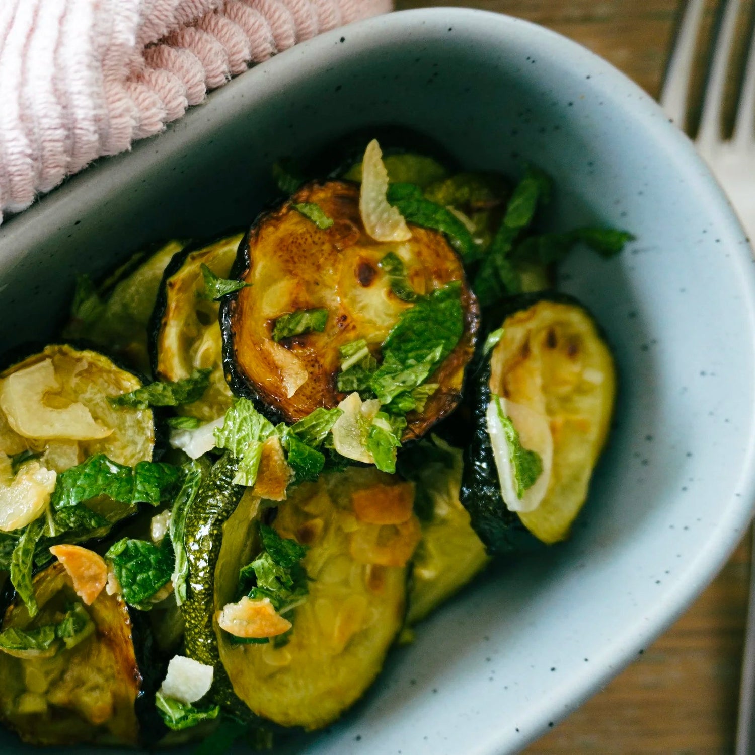 Calabacita a la parrilla marinada con hierbas mediterráneas servida en plato - La Despensería
