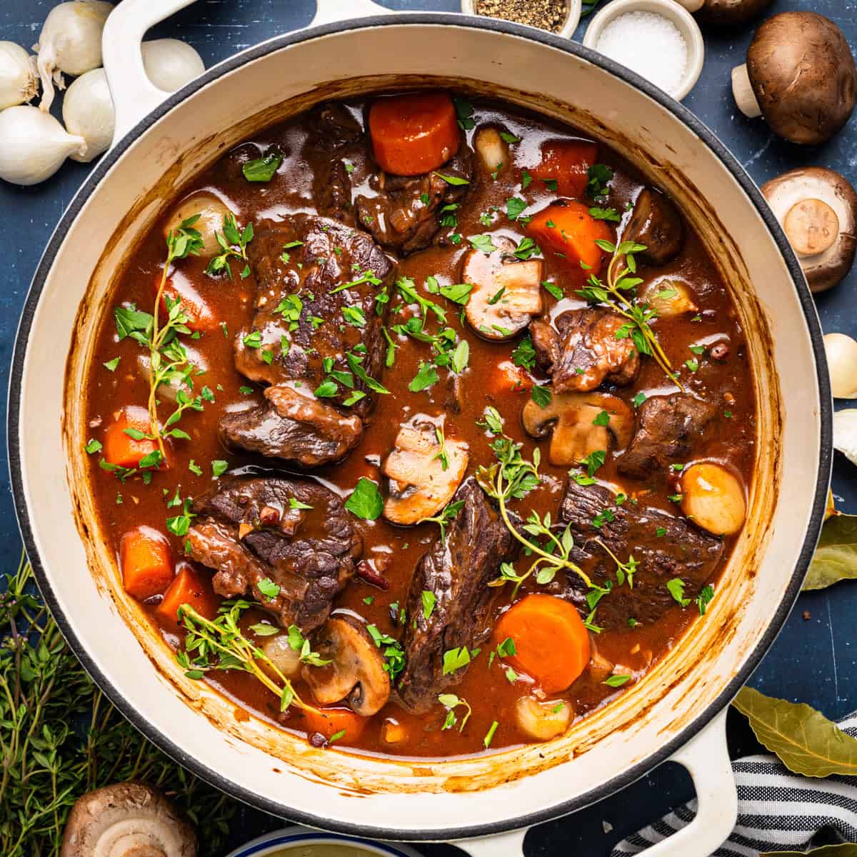 Bourguignon de res francés con vino tinto y verduras en cocotte - La Despensería
