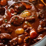 Bourguignon de res francés con vino tinto y verduras en cocotte - La Despensería
