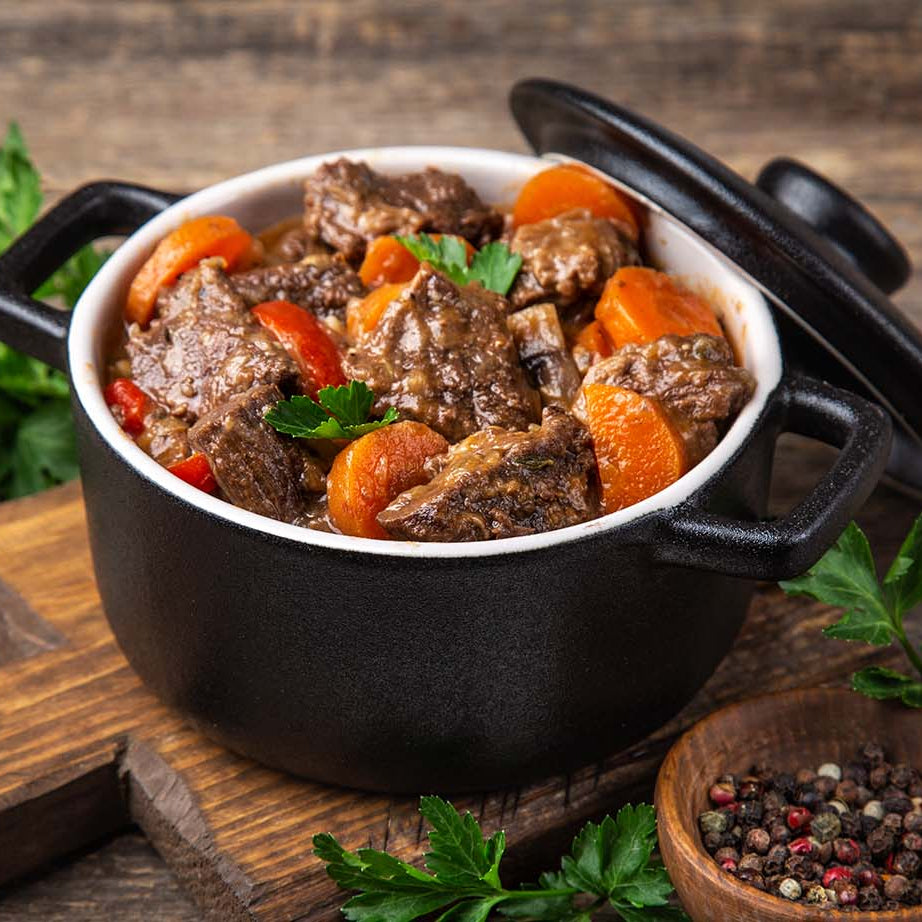 Bourguignon de res francés con vino tinto y verduras en cocotte - La Despensería
