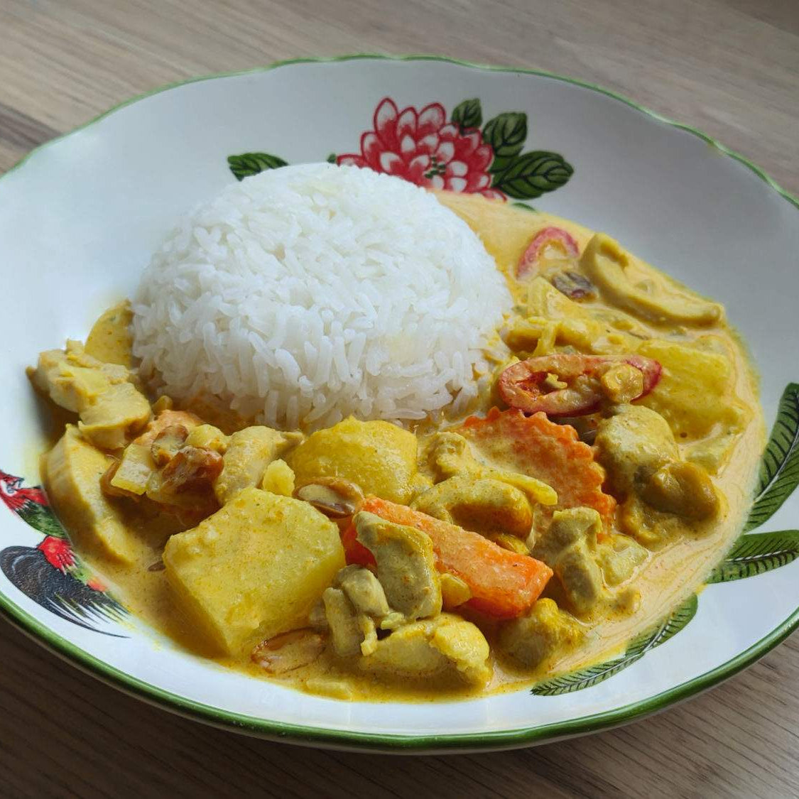 Curry amarillo tailandés de pollo con verduras aromáticas en cocotte - La Despensería
