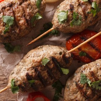 Kefta de res árabe - albóndigas especiadas servidas con tzatziki - La Despensería
