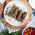 Kefta de res árabe - albóndigas especiadas servidas con tzatziki - La Despensería