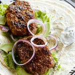 Kefta de res árabe - albóndigas especiadas servidas con tzatziki - La Despensería
