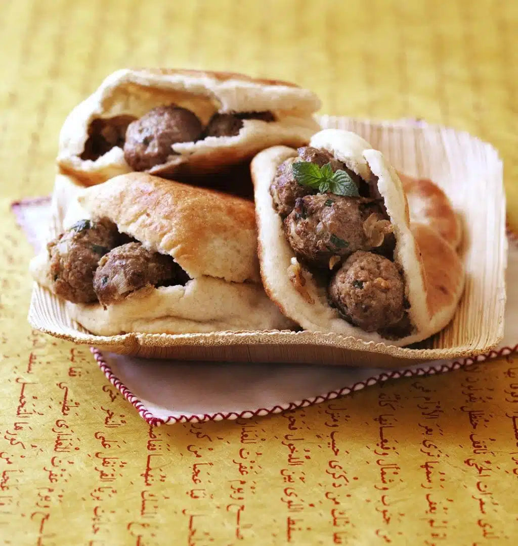 Kefta de res árabe - albóndigas especiadas servidas con tzatziki - La Despensería
