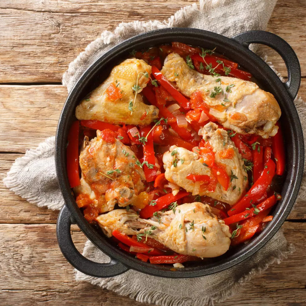 Pollo a la Basquaise con pimientos y tomate estilo País Vasco en cocotte - La Despensería

