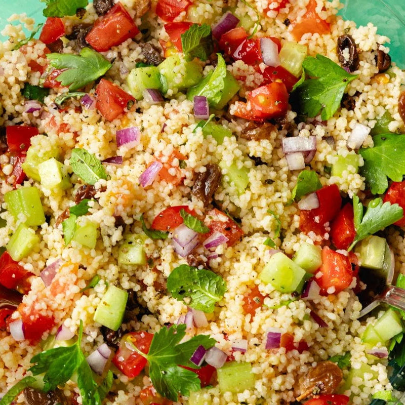 Tabulé de cuscús - ensalada mediterránea fría con verduras frescas - La Despensería
