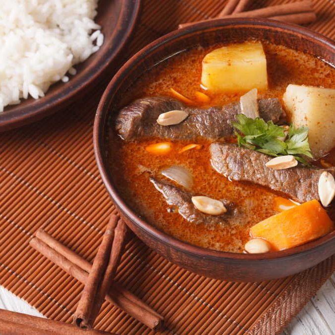 Curry Massaman de res tailandés con papa y cacahuate en cocotte - La Despensería
