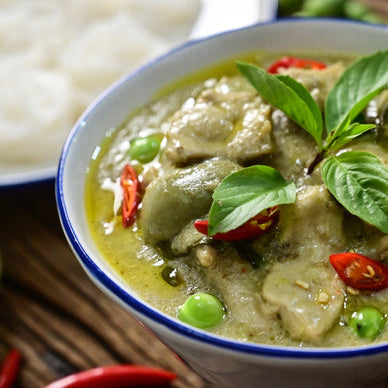 Curry verde tailandés de pollo con leche de coco y chile fresco - La Despensería