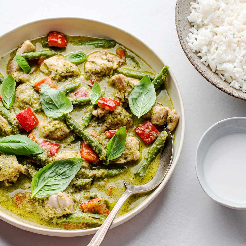 Curry verde tailandés de pollo con leche de coco y chile fresco - La Despensería
