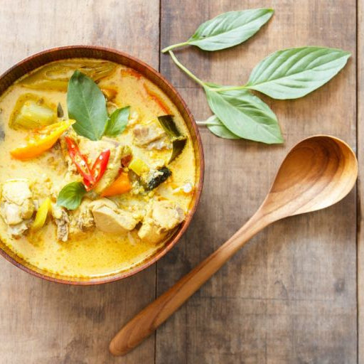 Curry amarillo tailandés de pollo con verduras aromáticas en cocotte - La Despensería